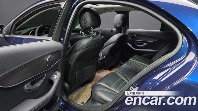 Mercedes-Benz C-Class 2019 — photo 16