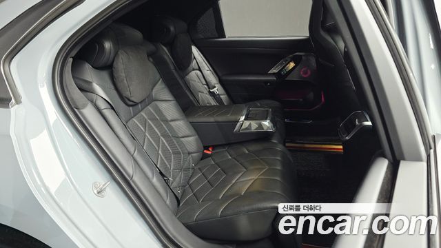BMW i7 2023 — photo 17