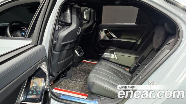 BMW i7 2023 — photo 18