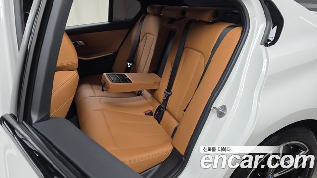 BMW 3-Series 2025 — photo 18