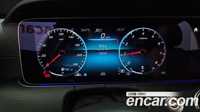 Mercedes-Benz E-Class 2023 — photo 11