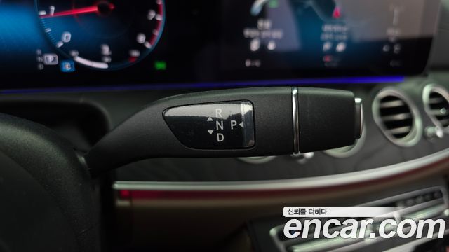 Mercedes-Benz E-Class 2023 — photo 12