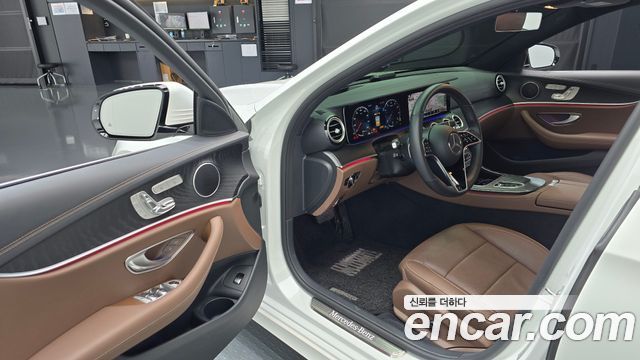 Mercedes-Benz E-Class 2023 — photo 13
