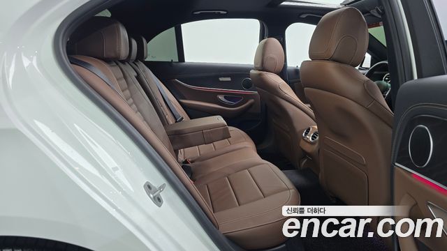 Mercedes-Benz E-Class 2023 — photo 17