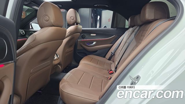 Mercedes-Benz E-Class 2023 — photo 18