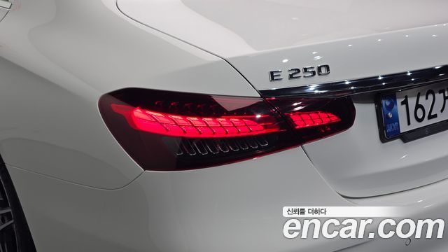 Mercedes-Benz E-Class 2023 — photo 9