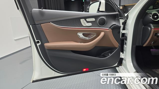 Mercedes-Benz E-Class 2023 — photo 14
