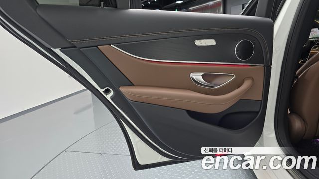 Mercedes-Benz E-Class 2023 — photo 15