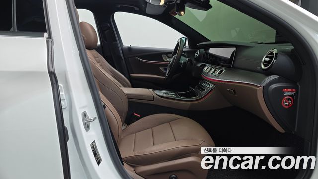 Mercedes-Benz E-Class 2023 — photo 16