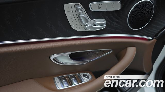 Mercedes-Benz E-Class 2023 — photo 28