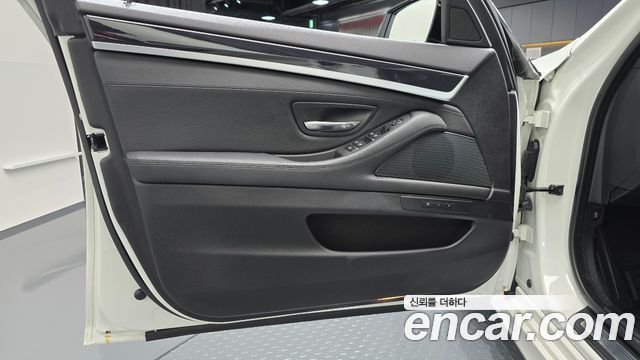 BMW 5-Series 2016 — photo 14