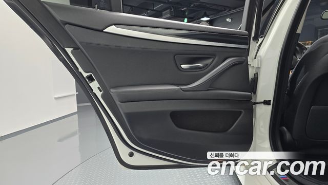 BMW 5-Series 2016 — photo 15