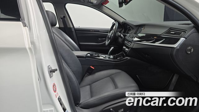 BMW 5-Series 2016 — photo 16