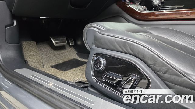 Audi A8 2012 — photo 27