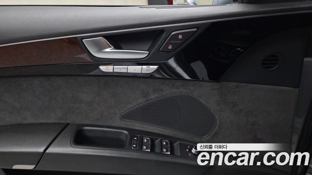 Audi A8 2012 — photo 35