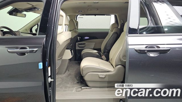 Kia Canival 2023 — photo 16
