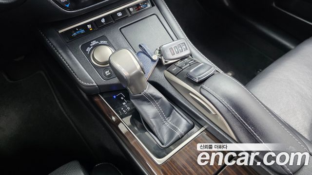 Lexus ES 2018 — photo 9