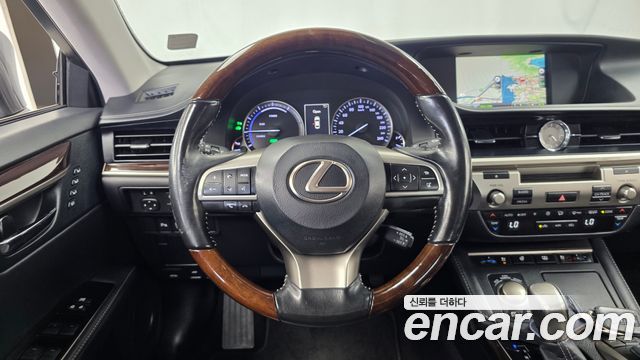 Lexus ES 2018 — photo 13