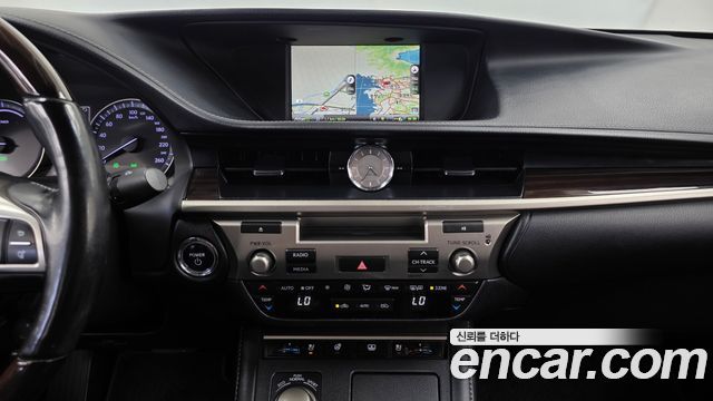 Lexus ES 2018 — photo 14