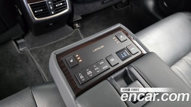 Lexus ES 2018 — photo 19