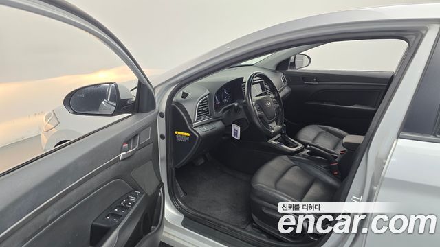 Hyundai AVANTE 2016 — photo 13