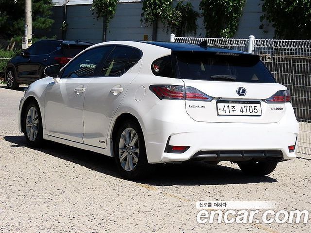 Lexus CT200h 2017 — photo 3