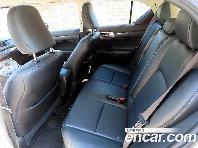 Lexus CT200h 2017 — photo 6