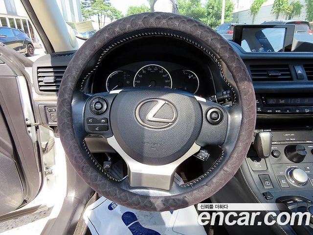 Lexus CT200h 2017 — photo 8