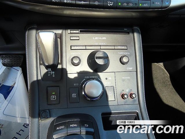 Lexus CT200h 2017 — photo 10