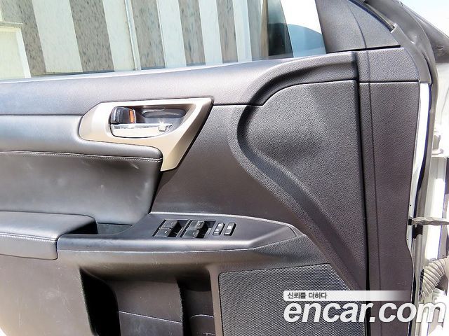 Lexus CT200h 2017 — photo 11