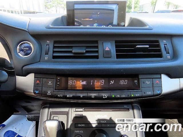 Lexus CT200h 2017 — photo 13