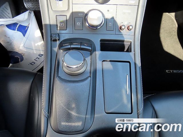 Lexus CT200h 2017 — photo 14