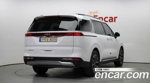 Kia Canival 2023 — photo 2
