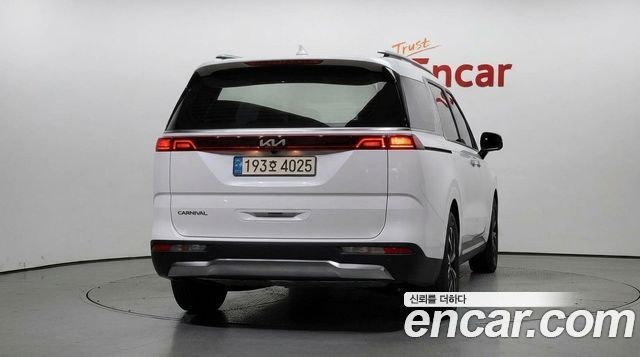 Kia Canival 2023 — photo 4