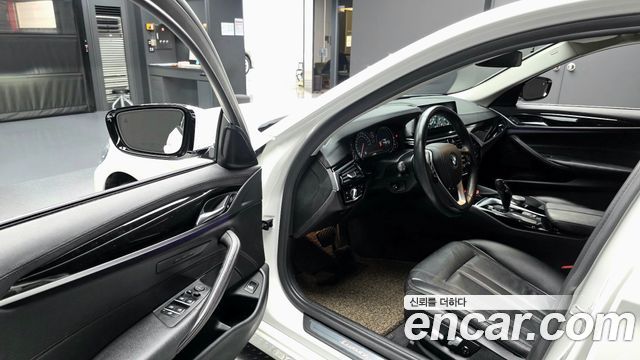 BMW 5-Series 2018 — photo 13