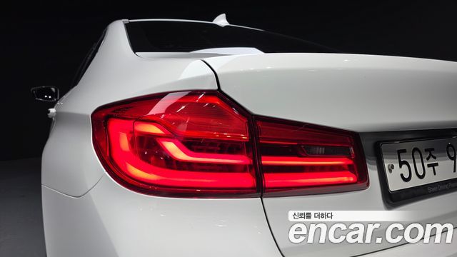 BMW 5-Series 2018 — photo 9
