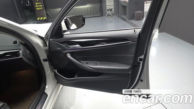 BMW 5-Series 2018 — photo 14