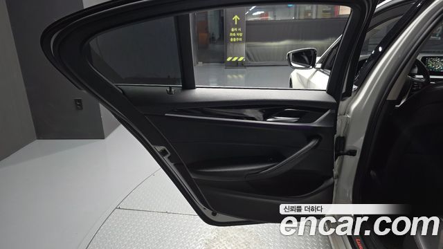 BMW 5-Series 2018 — photo 15