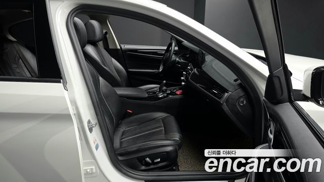 BMW 5-Series 2018 — photo 16