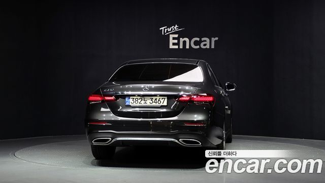 Mercedes-Benz E-Class 2023 — photo 4