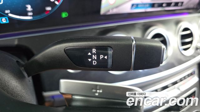 Mercedes-Benz E-Class 2023 — photo 12