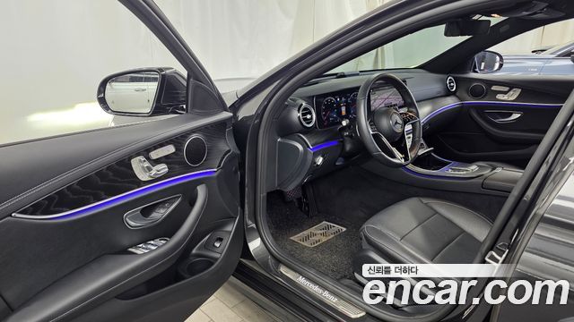 Mercedes-Benz E-Class 2023 — photo 13