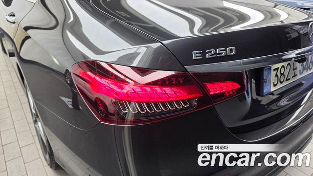 Mercedes-Benz E-Class 2023 — photo 9