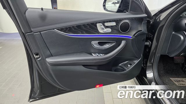 Mercedes-Benz E-Class 2023 — photo 14