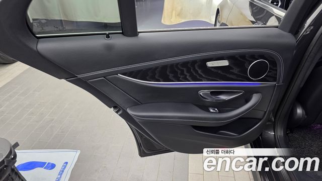 Mercedes-Benz E-Class 2023 — photo 15