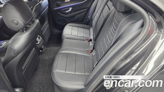 Mercedes-Benz E-Class 2023 — photo 16