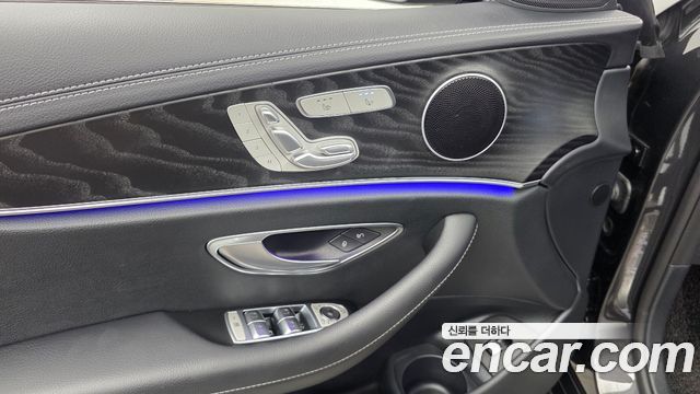 Mercedes-Benz E-Class 2023 — photo 32