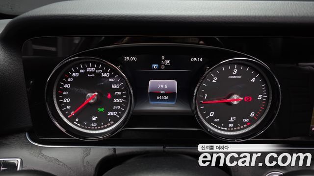 Mercedes-Benz E-Class 2018 — photo 11