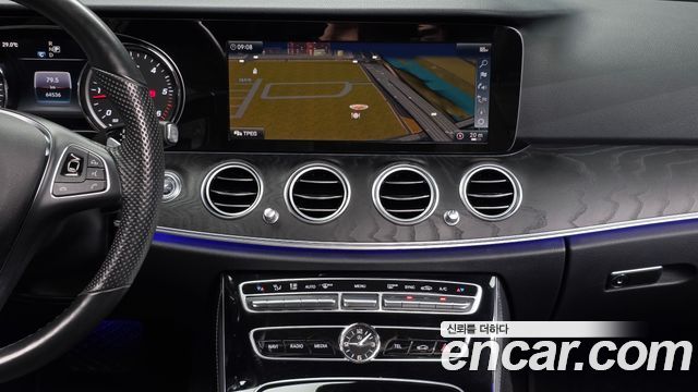 Mercedes-Benz E-Class 2018 — photo 20