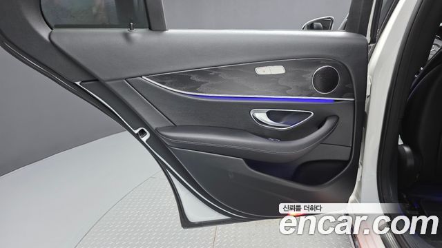 Mercedes-Benz E-Class 2018 — photo 15